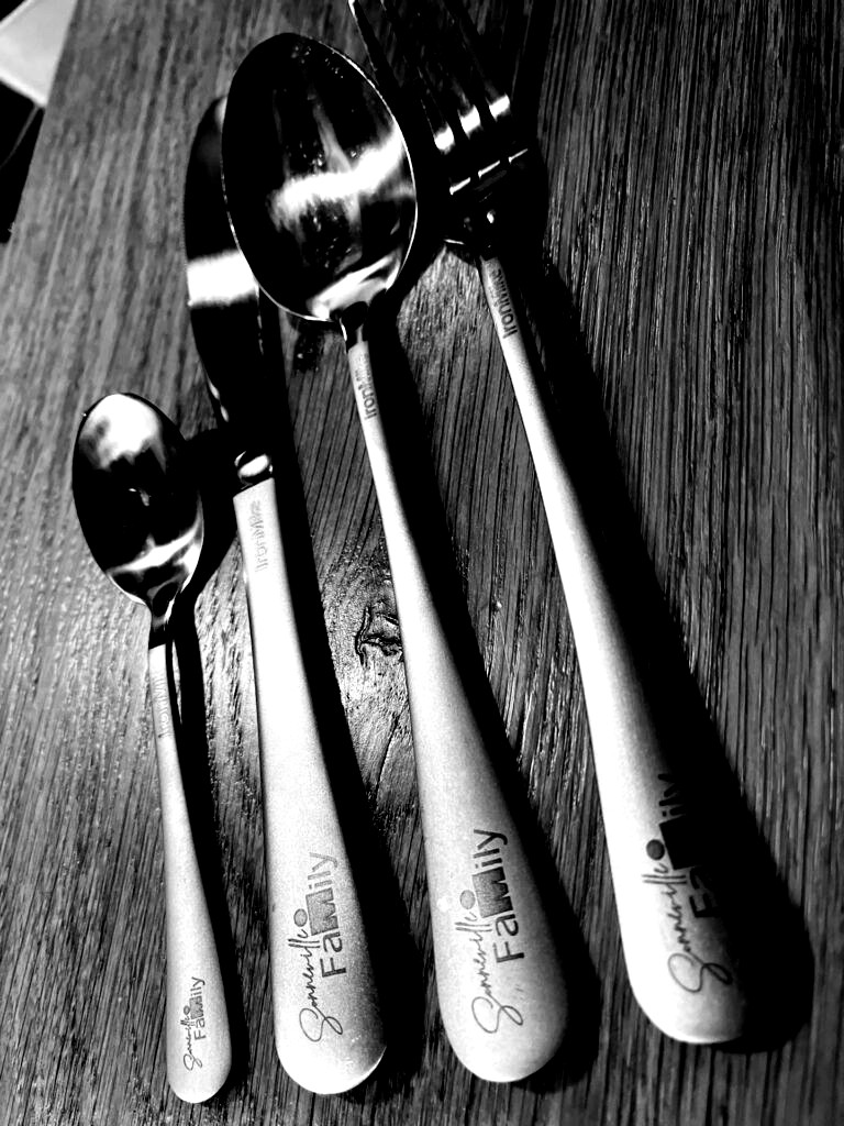 Une collection de couverts gravés pour un cadeau plein de sens