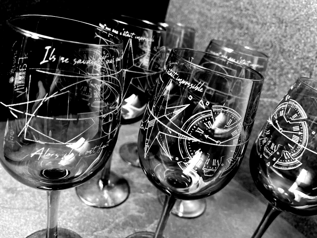 Gravure d’une série de verres pour le plaisir d’offrir